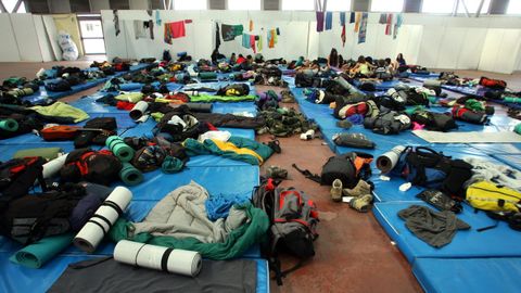 Peregrinos y mochilas en un polideportivo en Melide en una imagen de archivo