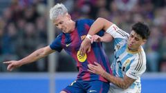 Colombatto disputa un bal�n con Dani Olmo durante el Bar�a-Real Oviedo