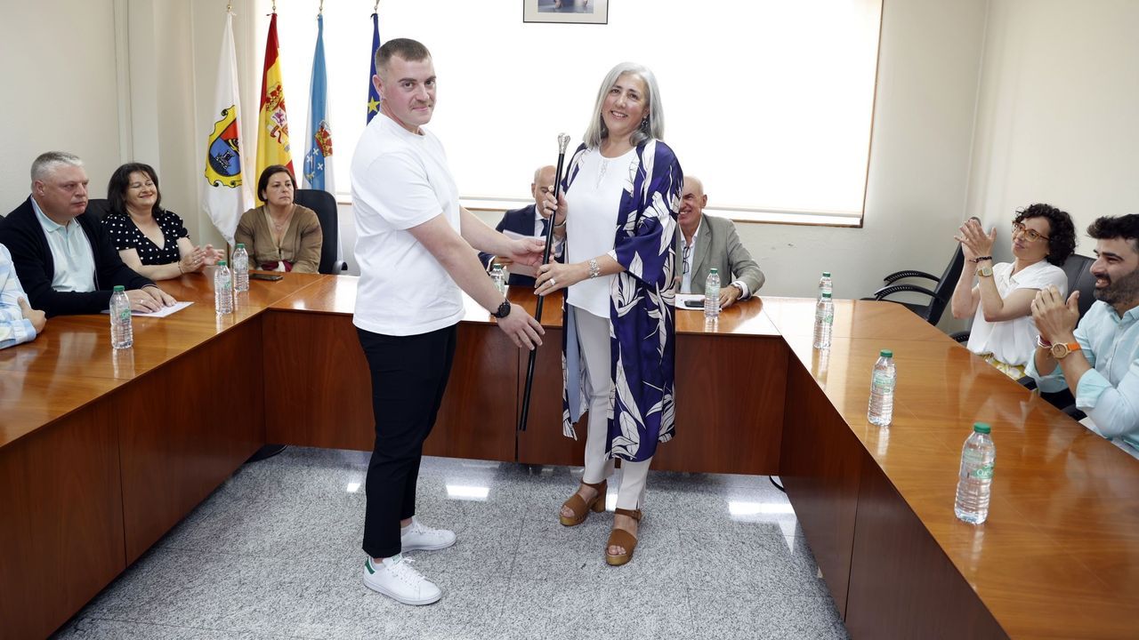 La investidura de Chus López en imágenes.Morandeira, con el bastón de mando tras ser reelegida alcaldesa de Guitiriz.