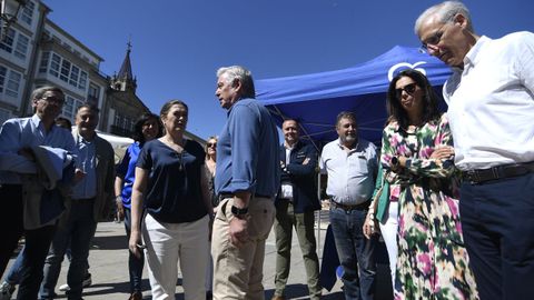 Marta Rivera de la Cruz con Conde, a la derecha, y miembros de la candidatura del PP de Lugo