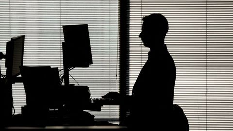 Un hombre trabaja con su ordenador en una oficina de un distrito financiero en Londres, Reino Unido.