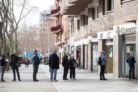 Colas de electores en una oficina de Correos de Barcelona para solicitar su voto