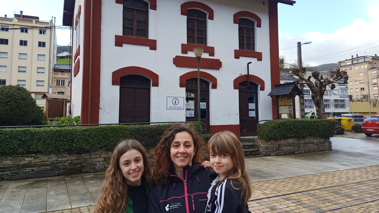 Celtia Traviesas con sus hijas, delante del edificio que hoy es la Oficina de Turismo y fue la casa de la estacin donde naci su padre y fue jefe su bisabuelo