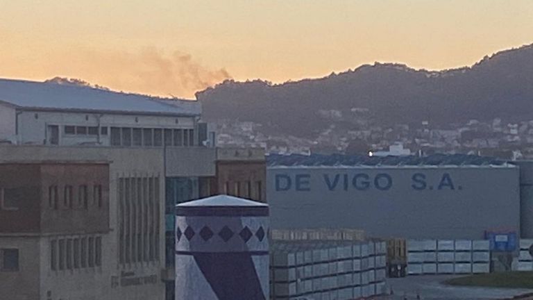 Medios aéreos y terrestres trabajan para controlar un incendio forestal en Cangas