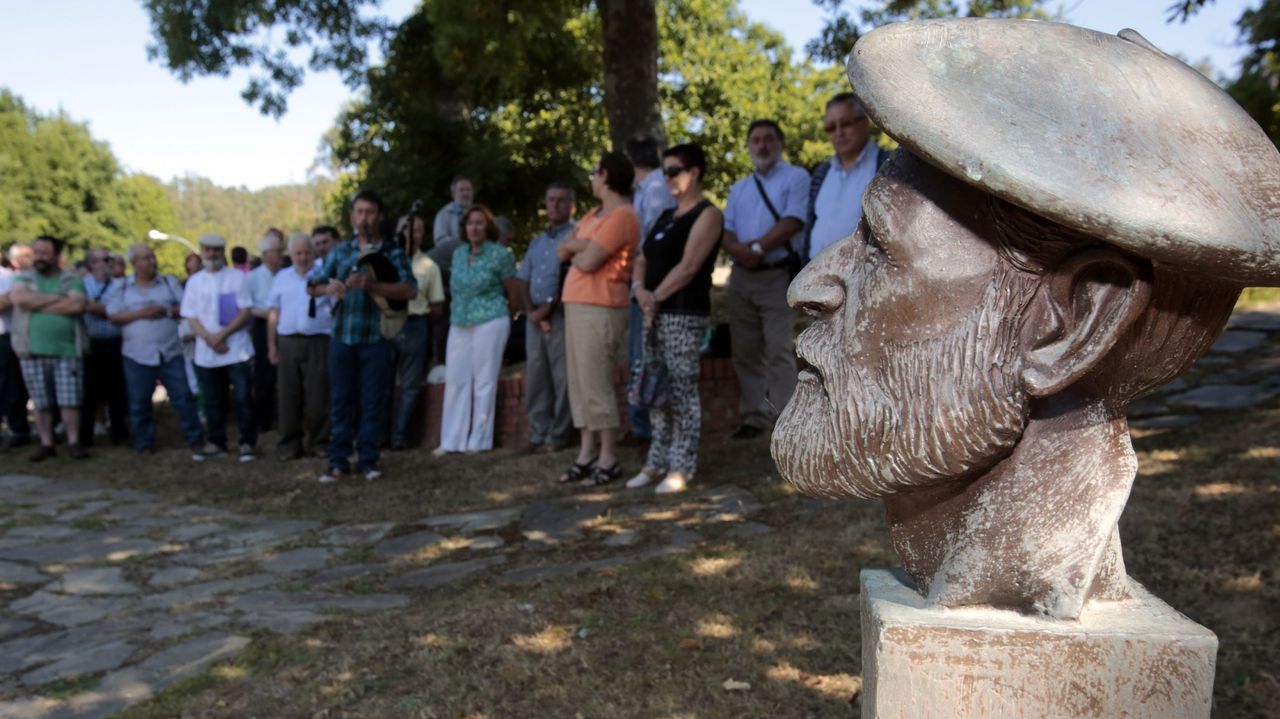 Circuito de fervenzas: de Barosa a Segade.Consuelo Rodrguez, co novo miradoiro paisaxstico do alto do Coto detrs dela