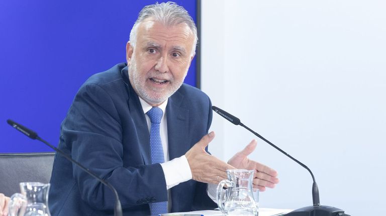 El ministro Torres sugiere a Felipe González que abandone el PSOE