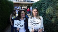 Dos ciudadanas brasileas, este domingo, tras votar en el centro electoral instalado en el colegio mayor universitario Casa do Brasil en Madrid