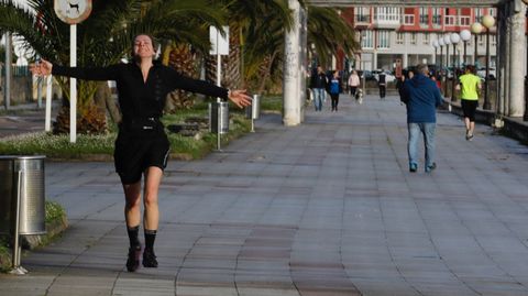 Gente paseando o haciendo deporte por el Paseo Martimo de Covas en Viveiro