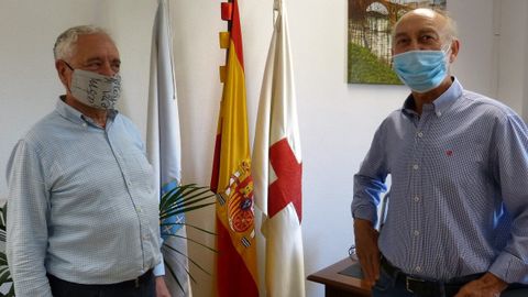 A la izquierda, Francisco Nvoa, de Academia Postal; junto a Felipe Ferreiro, de Cruz Roja Ourense, a la derecha