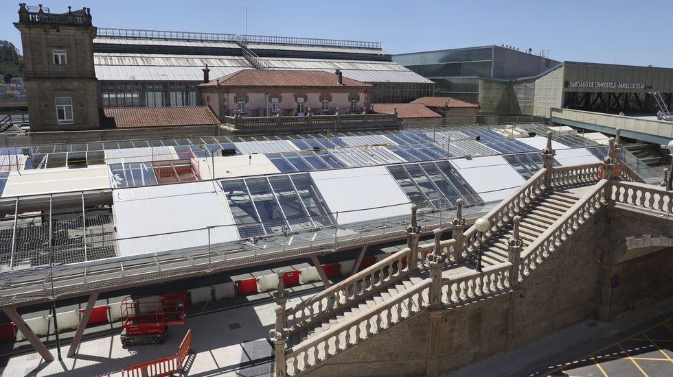 Nueva cubierta acristalada instalada sobre el p&aacute;rking de la estaci&oacute;n de tren, que cubre parcialmente la antigua fachada del edificio.