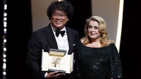 El director surcoreano recibi la Palma de Oro de manos de Catherine Deneuve