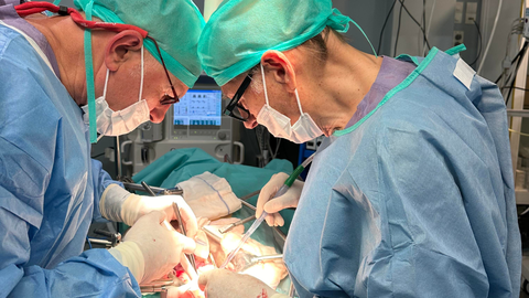 Javier Rodr�guez Rivera y Marcelino Gonz�lez Mar�n en el quir�fano experimental del Instituto de Investigaci�n Biom�dica de A Coru�a (Inibic).