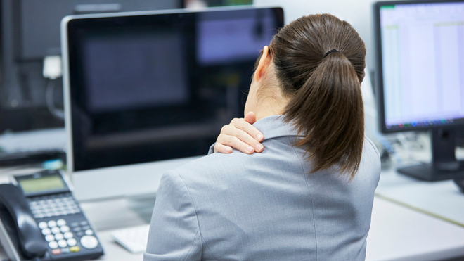 Las molestias en el cuello, los hombros y las v�rterbas cervicales son frecuentes en trabajadores de oficina.
