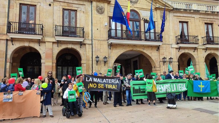 Concentración de vecinos de Oviedo contra el derribo de la Malatería y el plan para la Vega
