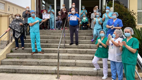 Usuarios y trabajadores del centro gerontolgico La Milagrosa celebraron con alegra infinita los resultados negativos de las pruebas realizadas por personal del Chuac el viernes de la semana pasada para detectar la posible presencia de coronavirus en la residencia dirigida por el catedrtico de Geriatra Jos Carlos Milln Calenti