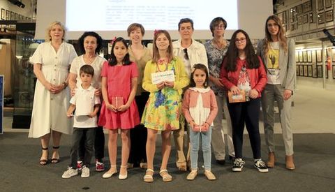 Entregaron los premios de la categoría infantil Sonia Delpont, de Viaqua, y Sara Carreira, redactora de Educación de La Voz de Galicia