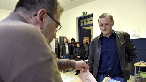 El secretario general de Podemos Euskadi, Roberto Uriarte, vota en un colegio de Bilbao 