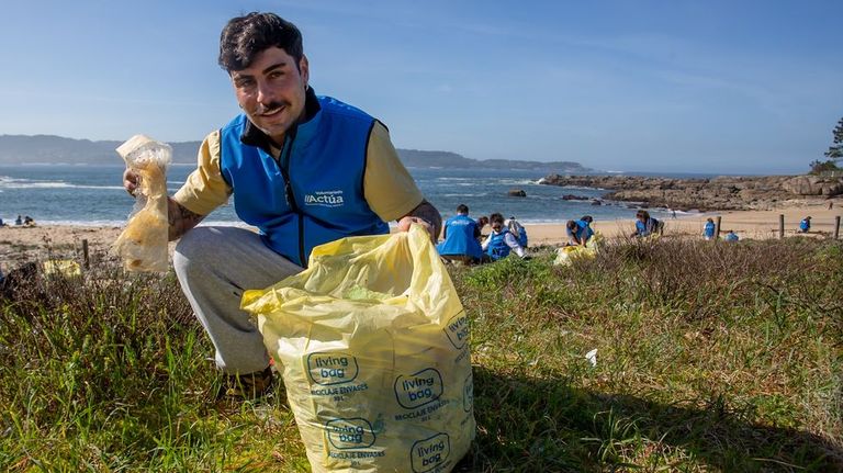 Hugo Pérez, el «influencer» que atrajo a un batallón de personas a limpiar 43.000 plásticos en Bueu: «É terrible o que trouxo o mar este ano»