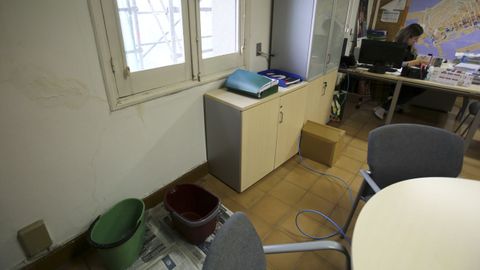 En la imagen, cubos y papel de periódico protegen el suelo en el despacho de la edil Ana Lamas también afectado por las filtraciones de agua.
