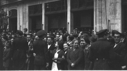 Caras sonrientes entre el público asistente a la Fiesta de la República de 1936, en una imagen tomada por Constantino Suárez