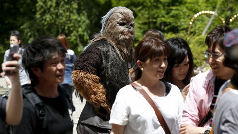 Un Chewbacca entre la multitud durante un evento en Tokio.