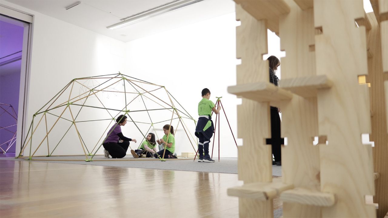 Las maravillas de Rodolfo Ucha en Ferrol.La vivienda, vista desde la carretera, desde donde pasa casi desapercibida, algo pretendido por el arquitecto y copromotor