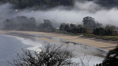 Nieblas matinales, típicas de esta época del año, en la playa de Area, en Viveiro.