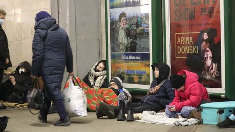 Gente durmiendo en el suelo de una estación de metro en Kiev