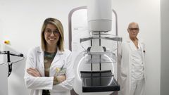 Ana Rocha y Francisco Tardguila, con el mamgrafo de ltima generacin