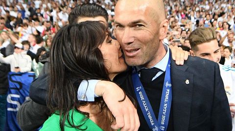 El entrenador del Real Madrid junto a su mujer. 