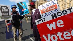 Activista contra el brexit se manifiestan frente al Parlamento de Westminster
