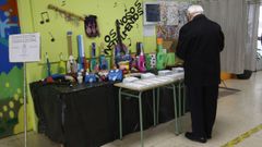 Un votante, en la mañana de este domingo en un colegio electoral de Lugo.