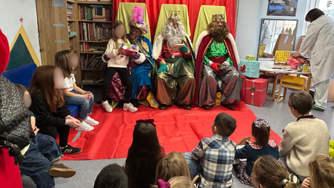 Los Reyes Magos visitaron esta ma�ana a los ni�os y ni�as hospitalizados en Ferrol.