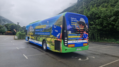 Uno de los autobuses con la campaa 'Disfruta del verano. Nosotros te llevamos' que circular estos meses por Asturias