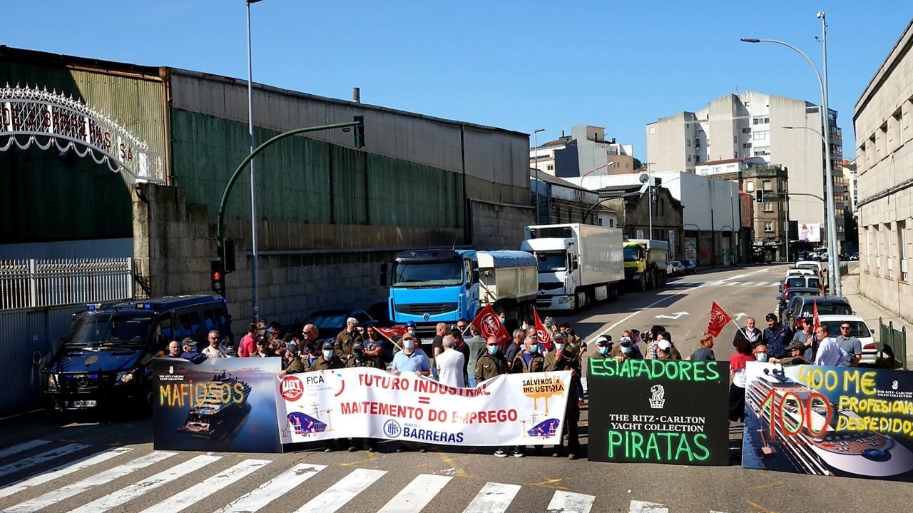 Los trabajadores de Barreras se concentran delante del astillero en defensa de los empleos