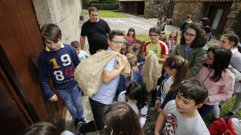 Alumnos de Mazaricos participan nunha visita teatralizada s Torres do Allo cos Quinquillns