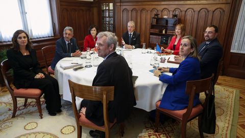 Alfonso Rueda y Ethel Vázquez, en primer término, junto a los presidentes y consejeras del País Vasco, Asturias y Cantabria