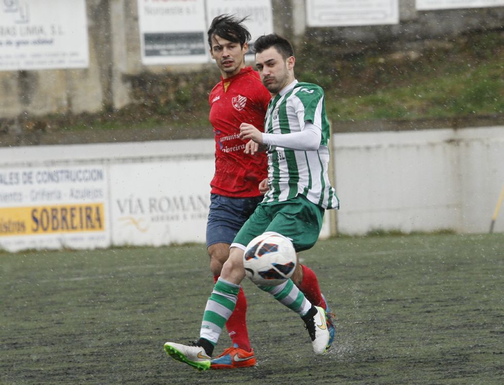 El monfortino Borja Castro, de rojo, est� certificando una gran campa�a en el Chantada. 