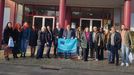 La foto de familia que se hicieron los docentes pontevedreses hace unos días en Lisboa con sus compañeros de otros países, entre ellos Turquía. En la foto, los profesores turcos portan la bandera del Erasmus. 