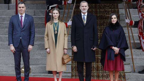 Los reyes Felipe y Letizia, la princesa Leonor y el presidente del Gobierno, Pedro Sánchez, a su llegada a la solemne apertura de la Legislatura