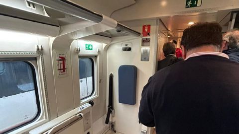 Los viajeros a la espera de las instrucciones del revisor, todavía cuando pensaban que tendrían que saltar entre tren y tren.