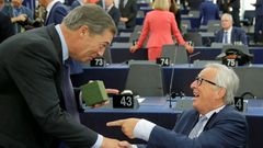 Enemigos en lo ideolgico pero amigos en lo personal, el eurfobo se acerc a Juncker y le entreg un regalo. Farage desvel que eran unos calcetines con la Union Jack