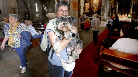 Una turista catalana visitaba este viernes la baslica de Santa Mara acompaada de su mascota