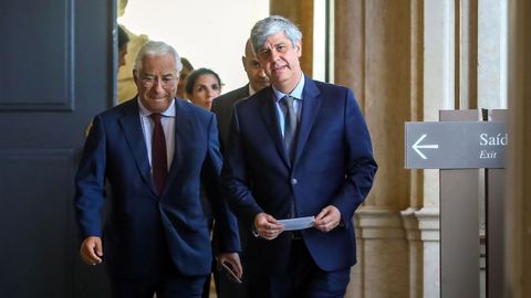 António Costa, a su llegada con Mário Centero a la rueda de prensa para infomar de la renuncia del ministro de Finanzas