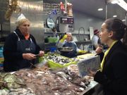 Entrega de un recetario de platos de trucha entre las placeras