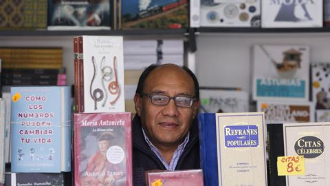 Marcos Cachuán, un librero madrileño de origen peruano, ha desembarcado en la plaza de la Constitución con cinco mil kilos de libros