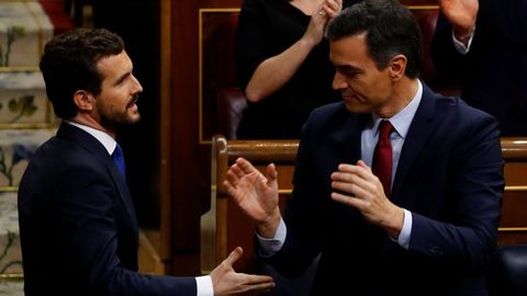 Pablo Casado felicita a Pedro Snchez, el 7 de enero, tras su investidura como presidente del Gobierno