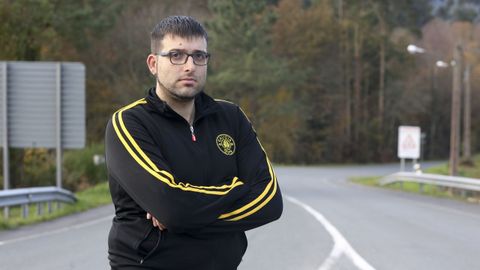 Adrián Fernández Abruñedo, hijo de Elisa Abruñedo, en la carretera en la que en 2013 encontraron el cuerpo sin vida de su madre.