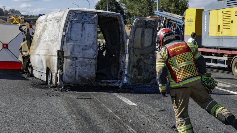 Dos muertos en la A-6 a su paso por Lugo tras chocar su furgón contra una camioneta de mantenimiento
