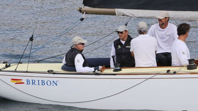 El rey Juan Carlos I este mircoles a bordo del Bribn en el puerto de Sanxenxo